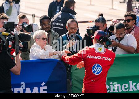 Shanghai, Chine. 14 mars 2026. LEWIS HAMILTON (GBR) de la Scuderia Ferrari HP #44 et sa maman CARMEN LARBALSTIER (GBR) LEWIS HAMILTON (GBR) de la Scuderia Ferrari HP #44 samedi lors du Grand Prix de Chine Heineken de formule 1 2026 sur le circuit international Audi de Shanghai le 14 mars 2026. Photo par Antoine Lapeyre/ABACAPRESS.COM crédit : Abaca Press/Alamy Live News Banque D'Images