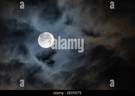 Lune à l'aube entre les nuages à Madrid Banque D'Images