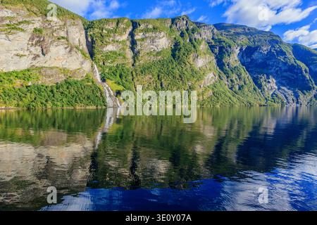 Geiranger Fjord, Norvège. Brudesloret ou voile de mariée une des cascades les plus célèbres du fjord Geiranger Banque D'Images