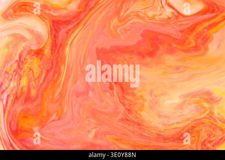 Fond d'art fluide abstrait avec des motifs de peinture marbrée orange tourbillonnante rose et jaune Banque D'Images