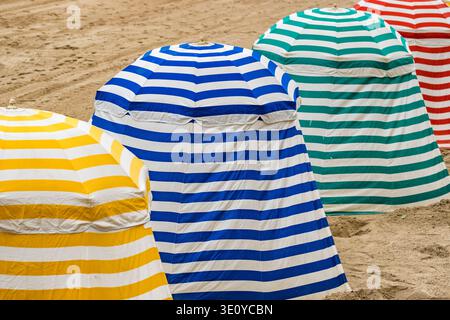 Tentes de plage rayées colorées emblématiques sur la Grande plage à Biarritz Banque D'Images