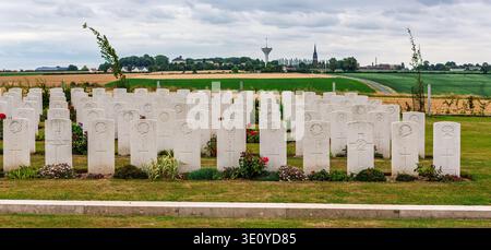 Villers-Bretonneux, France - 17 juillet 2011 : Commonwealth - cimetière militaire de Villers-Bretonneux. Tombes de militaires du Commonwealth près de la ville. Banque D'Images