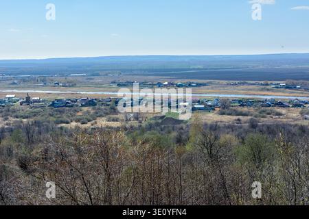 Belle vue sur les champs, les prairies, le village et la rivière Sviyaga. Panorama de la célèbre rivière Sviyaga depuis une haute montagne. Région d'Oulianovsk, Banque D'Images