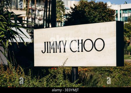 Cannes, France - 15 septembre 2025 : enseigne Jimmy Choo sur le Boulevard de la Croisette à Cannes sur la Côte d'Azur Banque D'Images