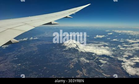 Mont Fuji depuis une fenêtre d'avion pic et aile enneigée dans le cadre Banque D'Images