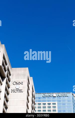 Atlanta, GA / USA - 13 mars 2026 : vue surélevée sur le toit et les étages supérieurs de l'Omni Atlanta Hotel at Centennial Park. Banque D'Images