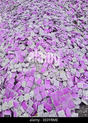 Gros plan pile de petites tuiles carrées utilisées pour la finition de la piscine ou de la salle de bain. Fond abstrait avec des pièces en céramique dispersées chaotiques adaptées à la rénovation Banque D'Images