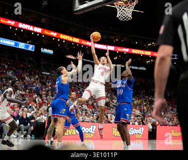 13 MARS 2026 : les Cougars de Houston Kingston Flemings (4) mènent pour un score contre l'attaquant des Jayhawks du Kansas Flory Bidunga (40) et les Jayhawks du Kansas gardent Tre White (3) dans le tournoi de championnat Big 12 au centre T-Mobile, Kansas City, Missouri. Jon Robichaud/CSM. Banque D'Images