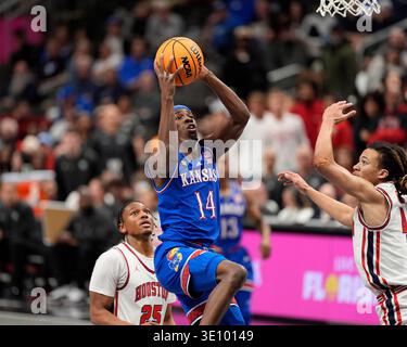 13 MARS 2026 : le gardien des Jayhawks du Kansas Melvin Council Jr. (14 ans) se dirige vers le panier contre le gardien des Cougars de Houston Kingston Flemings (4 ans) dans le Big 12 Championship Tournament au centre T-Mobile, Kansas City, Missouri. Jon Robichaud/CSM. Banque D'Images