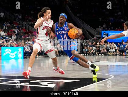 13 MARS 2026 : le garde des Jayhawks du Kansas Melvin Council Jr. (14 ans) affronte le garde des Cougars de Houston Kingston Flemings (4 ans) lors du Big 12 Championship Tournament au T-Mobile Center, Kansas City, Missouri. Jon Robichaud/CSM. Banque D'Images