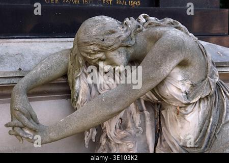 Statue d'une femme drapée sur un tombeau dans une expression de chagrin dans le cimetière central de Vienne - Wiener Zentralfriedhof - Vienne, Autriche Banque D'Images