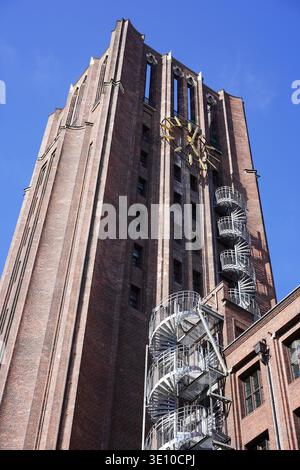 Berlin, Allemagne - 13 mars 2026 : vue verticale de la tour de l'horloge Ullsteinhaus avec son escalier extérieur en colimaçon à Tempelhof. Banque D'Images