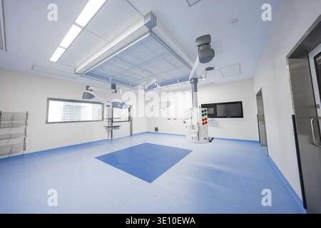 Salle d'opération vide, moderne en bleu et blanc, salle d'opération dans le nouvel hôpital de Calw, district de Calw, Allemagne Banque D'Images