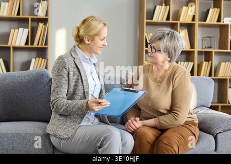 Rencontre avec le client senior avec le conseiller à domicile consultation financière et paperasse Banque D'Images