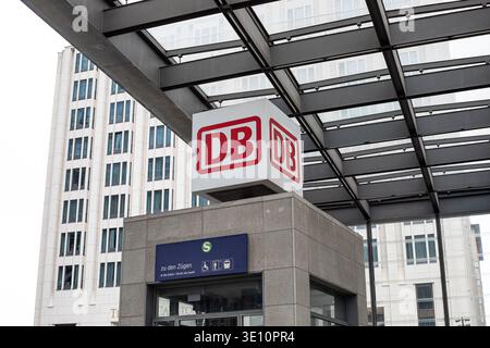 Berlin, Berlin, Allemagne. 14 mars 2026. Logo DB (Deutsche Bahn) à Potsdamer Platz, le 14 mars 2026. (Crédit image : © Michael Kuenne/PRESSCOV via ZUMA Press Wire) USAGE ÉDITORIAL SEULEMENT ! Non destiné à UN USAGE commercial ! Banque D'Images
