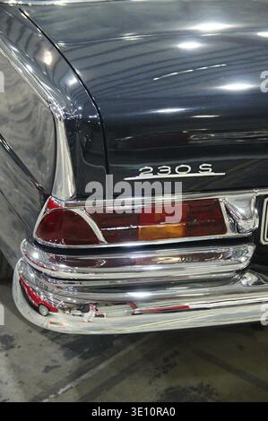 Gros plan du feu arrière et du pare-chocs de Mercedes-Benz 230 S classique garé à l'intérieur Banque D'Images