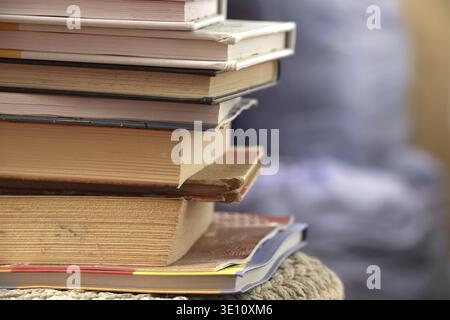 Une pile de livres assortis représentant l'apprentissage et l'éducation avec une atmosphère chaleureuse et accueillante en arrière-plan Banque D'Images