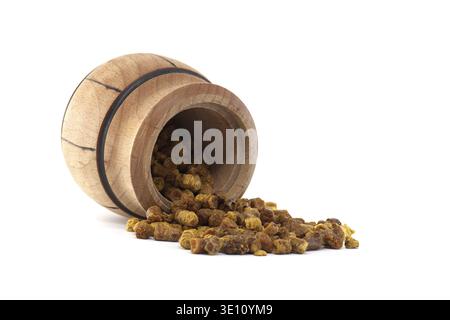 Pain d’abeille naturel dispersé dans un tonneau en bois, mettant en valeur un superaliment nutritif utilisé dans les compléments alimentaires pour ses bienfaits pour la santé Banque D'Images