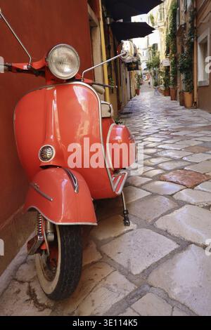 Corfou, Grèce - 11 septembre 2022: Vespa scooter sur la rue de Corfou Grèce Banque D'Images