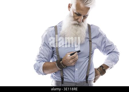 Portrait d'un homme de haut niveau qui fume le système de chauffage du tabac Banque D'Images
