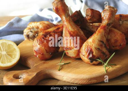Cuisses de poulet grillées sur planche à découper.fond rustique Banque D'Images