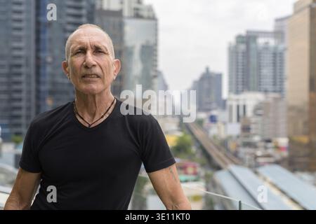 L'homme contre l'senior chauve sur la ville de Bangkok en Thaïlande Banque D'Images