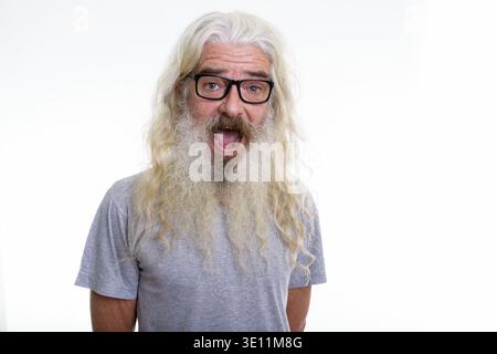 Studio shot of happy senior homme barbu sourire et rire tout en portant des lunettes Banque D'Images
