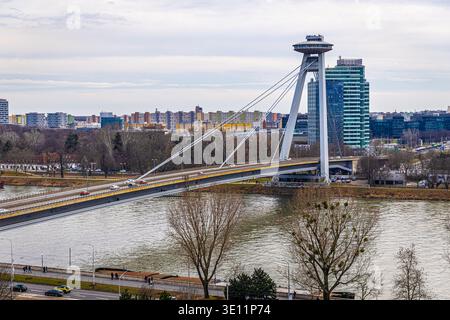 Vue aérienne du pont OVNI à Bratislava enjambant le Danube à côté des tours et de l'architecture riveraine ; idéal pour les voyages, le transport, l'éditorial, tou Banque D'Images