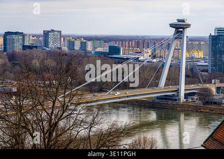 Vue aérienne du pont OVNI à Bratislava enjambant le Danube à côté des tours et de l'architecture riveraine ; idéal pour les voyages, le transport, l'éditorial, tou Banque D'Images