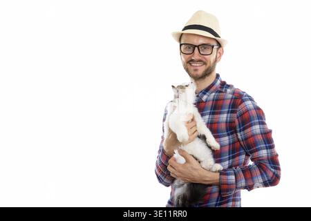 Portrait of happy young man smiling while holding Cute cat Banque D'Images