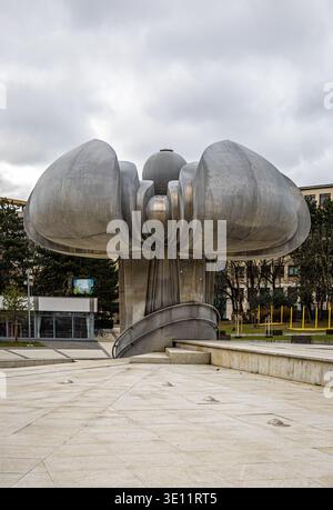 Vue aérienne de la place de la liberté à Bratislava avec des sentiers géométriques, une place circulaire et des blocs de la ville environnante ; idéal pour les voyages, l'urbanisme Banque D'Images