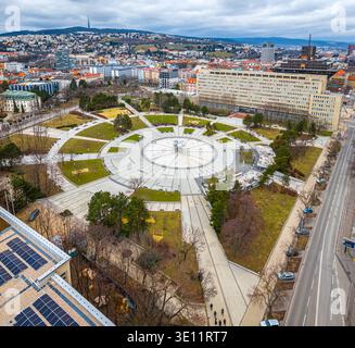 Vue aérienne de la place de la liberté à Bratislava avec des sentiers géométriques, une place circulaire et des blocs de la ville environnante ; idéal pour les voyages, l'urbanisme Banque D'Images