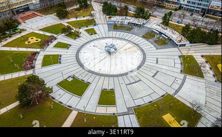 Vue aérienne de la place de la liberté à Bratislava avec des sentiers géométriques, une place circulaire et des blocs de la ville environnante ; idéal pour les voyages, l'urbanisme Banque D'Images