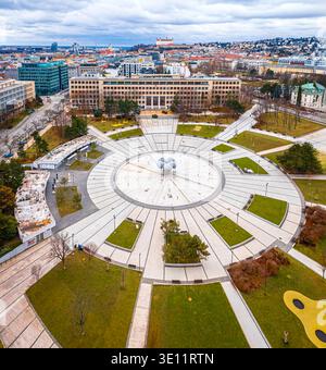 Vue aérienne de la place de la liberté à Bratislava avec des sentiers géométriques, une place circulaire et des blocs de la ville environnante ; idéal pour les voyages, l'urbanisme Banque D'Images