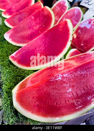 Les pastèques, coupées en quartiers, sont exposées dans un stand de fruits au marché Carmel de tel Aviv, en Israël. Banque D'Images