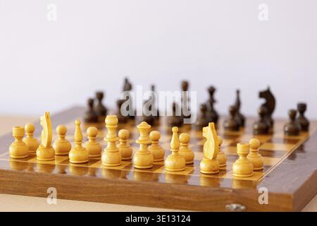 Pièces d'échecs en bois sur l'échiquier. Jeu intellectuel. Mise au point des figures blanches Banque D'Images
