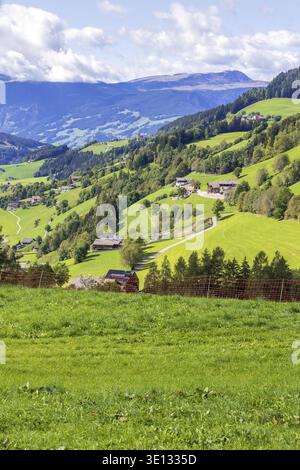 Dolomites, Italie. Vue panoramique aérienne du village de Magdalena ou Santa Maddalena en été Banque D'Images