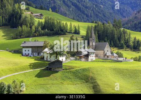Val di Funes, Italie vue panoramique d'été de l'église Santa Magdalena, paysage idyllique des Dolomites dans le Tyrol du Sud, Alpes italiennes Banque D'Images