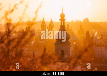 Vue panoramique sur Prague avec des tours du centre-ville historique pendant le matin ensoleillé de printemps. Architecture européenne, destination de voyage et cultu Banque D'Images