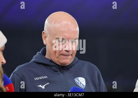 BERLIN, DEUTSCHLAND - 14 MARS : entraîneur / entraîneur Uwe Roesler, déçu, insatisfait, frustration, pendant le match dans le 2. Bundesliga allemande : Hertha BSC - VfL Bochum à l'Olympiastadion le 26 14 mars 2026 à Berlin, Deutschland. La réglementation #DFB interdit toute utilisation de photographies comme séquences d’images et/ou quasi vidéo. Banque D'Images