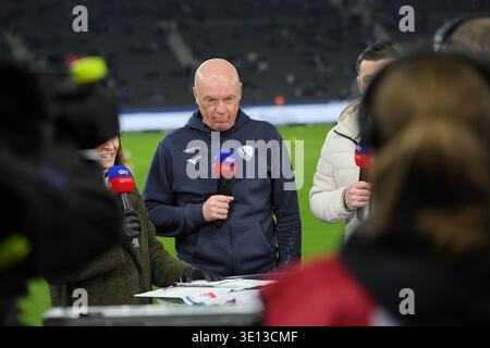 BERLIN, DEUTSCHLAND - 14 MARS : entraîneur / entraîneur Uwe Roesler, déçu, insatisfait, frustration, pendant le match dans le 2. Bundesliga allemande : Hertha BSC - VfL Bochum à l'Olympiastadion le 26 14 mars 2026 à Berlin, Deutschland. La réglementation #DFB interdit toute utilisation de photographies comme séquences d’images et/ou quasi vidéo. Banque D'Images
