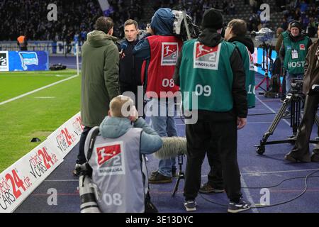 BERLIN, DEUTSCHLAND - 14 MARS : entraîneur / entraîneur Stefan Leitl (Hertha BSC) entouré d'équipes de presse, pendant le match dans le 2. Bundesliga allemande : Hertha BSC - VfL Bochum à l'Olympiastadion le 26 14 mars 2026 à Berlin, Deutschland. La réglementation #DFB interdit toute utilisation de photographies comme séquences d’images et/ou quasi vidéo. Banque D'Images