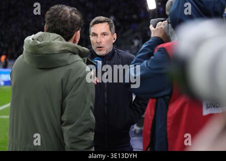 BERLIN, DEUTSCHLAND - 14 MARS : entraîneur / entraîneur Stefan Leitl (Hertha BSC) entouré d'équipes de presse, pendant le match dans le 2. Bundesliga allemande : Hertha BSC - VfL Bochum à l'Olympiastadion le 26 14 mars 2026 à Berlin, Deutschland. La réglementation #DFB interdit toute utilisation de photographies comme séquences d’images et/ou quasi vidéo. Banque D'Images