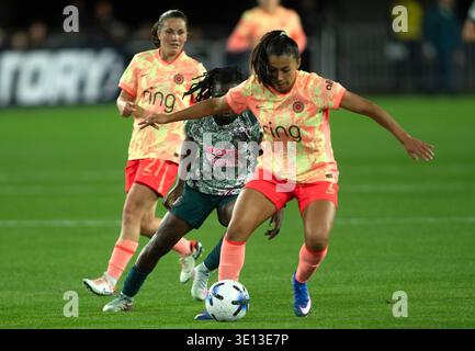 Washington, États-Unis. 13 mars 2026. WASHINGTON, DC - 13 MARS : Reyna Reyes (2), défenseur du Portland Thorns FC, éloigne le ballon de l'attaquant Washington Spirit Gift Monday (21) lors d'un match NWSL entre les Washington Spirit et les Portland Thorns, le 13 mars 2026, à Audi Field à Washington DC. (Photo de Tony Quinn/SipaUSA) crédit : Sipa USA/Alamy Live News Banque D'Images