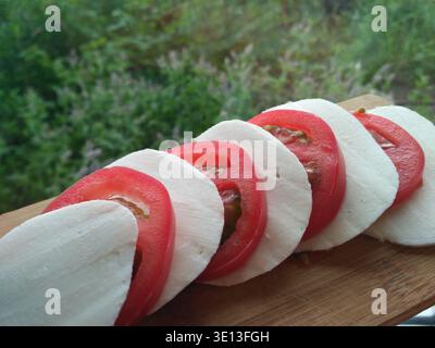 Scamorza au fromage avec tranches de tomates Banque D'Images