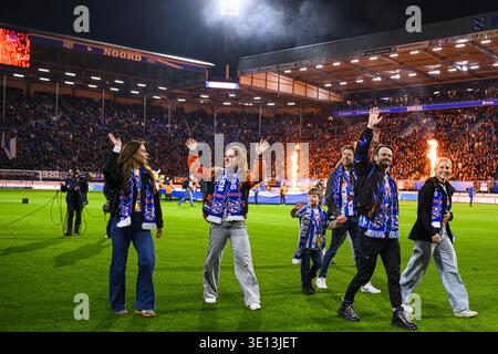 HEERENVEEN - les Frisons d'Or (Femke Kok, Marijke Groenewoud, Jorrit Bergsma, Antoinette Rijpma-de Jong, et la patineuse de vitesse courte piste Itzhak de Laat), qui ont remporté une médaille d'or aux Jeux Olympiques, sont honorés par un tour d'honneur juste avant le coup d'envoi du match néerlandais Eredivisie entre SC Heerenveen et Telstar au stade Abe Lenstra, le 14 mars 2026, aux pays-Bas. COR LASKER / ANP Banque D'Images