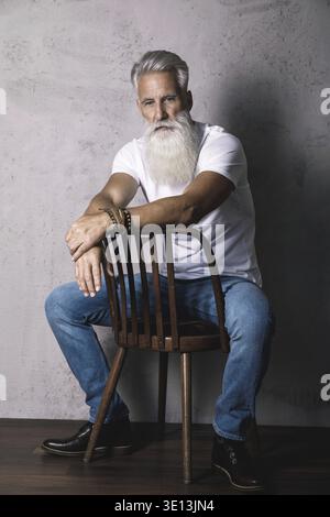Homme senior barbu élégant et élégant posant en studio Banque D'Images