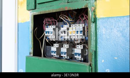 Tableau de distribution intégré avec fusibles ou disjoncteurs et fils connectés dans un ancien bâtiment industriel. EQUIPEMENT électrique. Banque D'Images