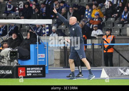 BERLIN, DEUTSCHLAND - 14 MARS : entraîneur / entraîneur Uwe Roesler, donne des instructions et crie / appels, pendant le match dans le 2. Bundesliga allemande : Hertha BSC - VfL Bochum à l'Olympiastadion le 26 14 mars 2026 à Berlin, Deutschland. La réglementation #DFB interdit toute utilisation de photographies comme séquences d’images et/ou quasi vidéo. Banque D'Images