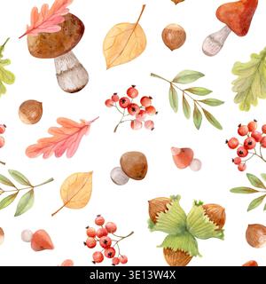 Aquarelle automne modèle sans couture avec champignons forestiers, baies, feuilles et noix. Motif automne boisé confortable pour imprimés textiles. Banque D'Images